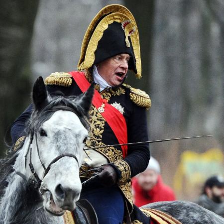 O historiador Oleg Sokolov em foto de 2014, quando fez o papel de Napoleão Bonaparte em uma reencenação da guerra de São Petesburgo - Olga Maltseva/AFP