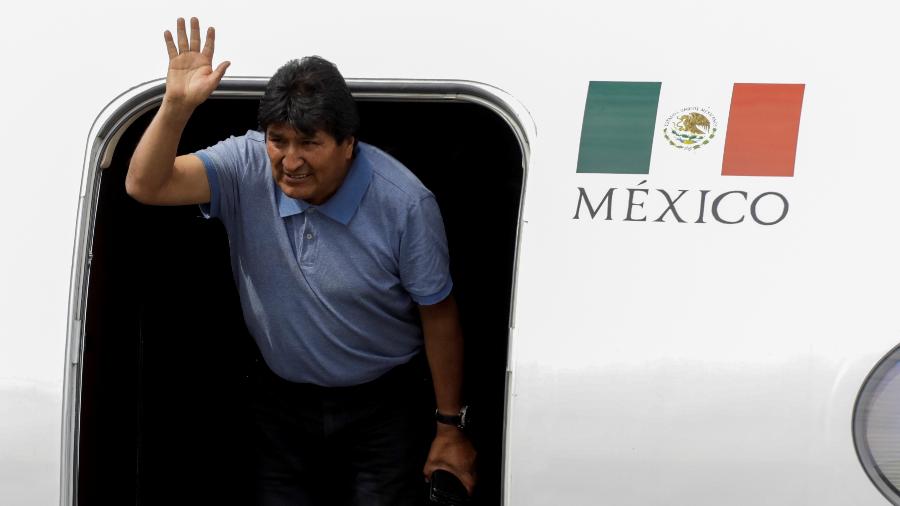 O ex-presidente da Bolívia Evo Morales acena ao chegar à Cidade do México, em novembro - Luis Cortes/Reuters