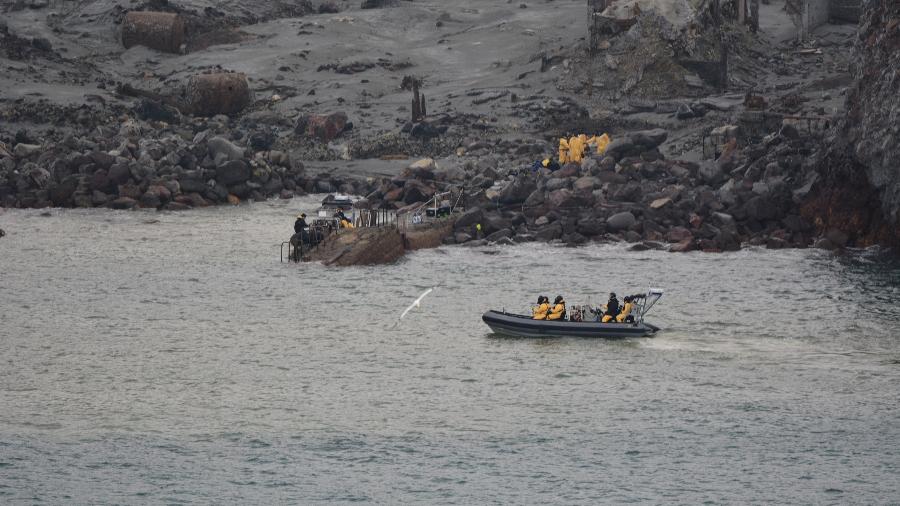 Equipes de resgate recuperam corpos em ilha vulcânica da Nova Zelândia - NEW ZEALAND DEFENCE FORCE