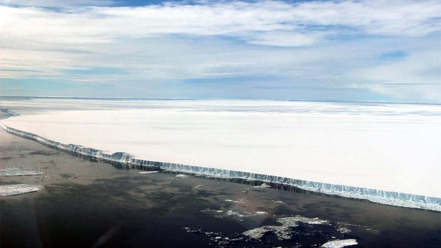 O A68 é muito extenso, mas tem apenas 200 metros de espessura (relativamente fino para um iceberg) - NASA/John Sonntag