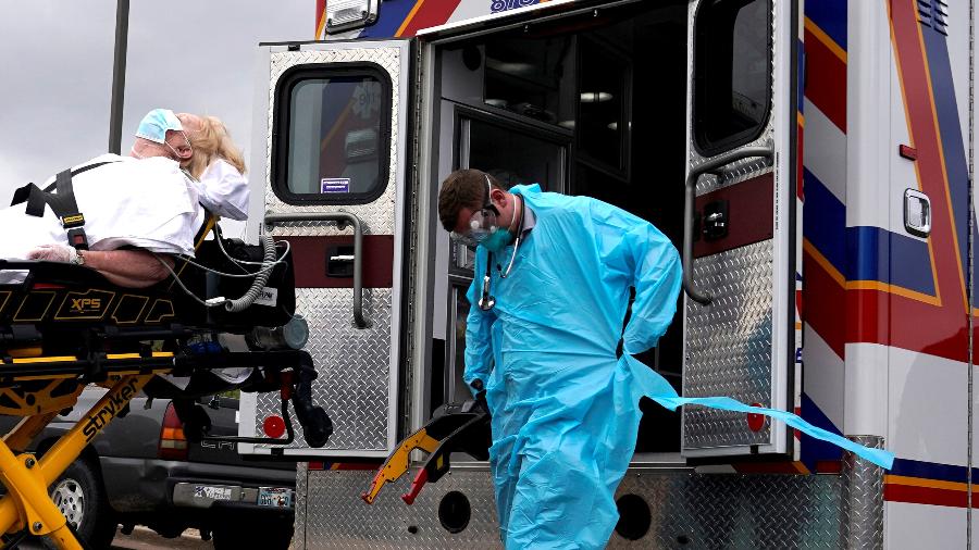 Com equipamentos protetores, paramédicos transportam paciente com suspeita de coronavírus em Shawnee, Oklahoma (EUA) - Nick Oxford