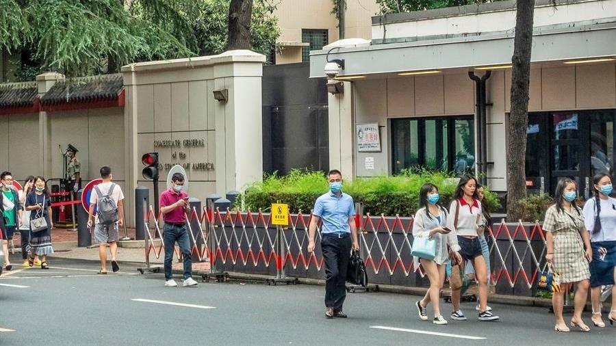 Pessoas caminham em frente ao consulado dos Estados Unidos em Chengdu, na província chinesa de Sichuan - EFE/EPA/STR
