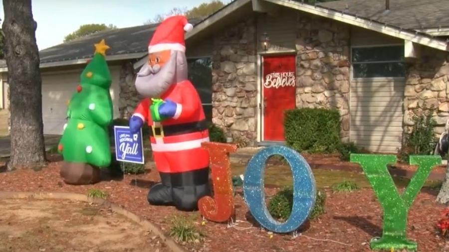 Decoração em jardim de cidadão do Arkansas (EUA) foi interpretada de maneira negativa por vizinhos - Reprodução/KARK TV