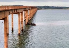 Motorista de caminhão morre após despencar de ponte na divisa entre SP e PR - Divulgação/Corpo de Bombeiros