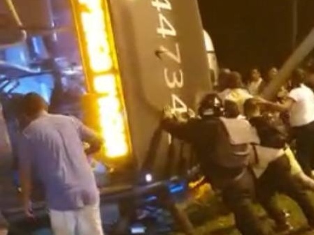 Acidente entre ônibus BRT e carro deixa ao menos um morto no Rio de Janeiro