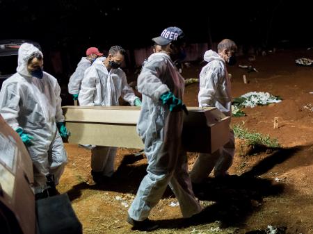 5.abr.2021 - Enterros noturnos no Cemitério de Vila Formosa, em São Paulo, devido ao número elevado de mortes pela covid - VINCENT BOSSON/FOTOARENA/FOTOARENA/ESTADÃO CONTEÚDO
