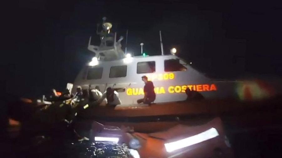 30.jun.2021 - Esta captura de vídeo mostra membros da Guarda Costeira italiana resgatando migrantes e refugiados no Mar Mediterrâneo depois que um barco virou na costa da ilha de Lampedusa, na Itália - GUARDIA COSTIERA / AFP