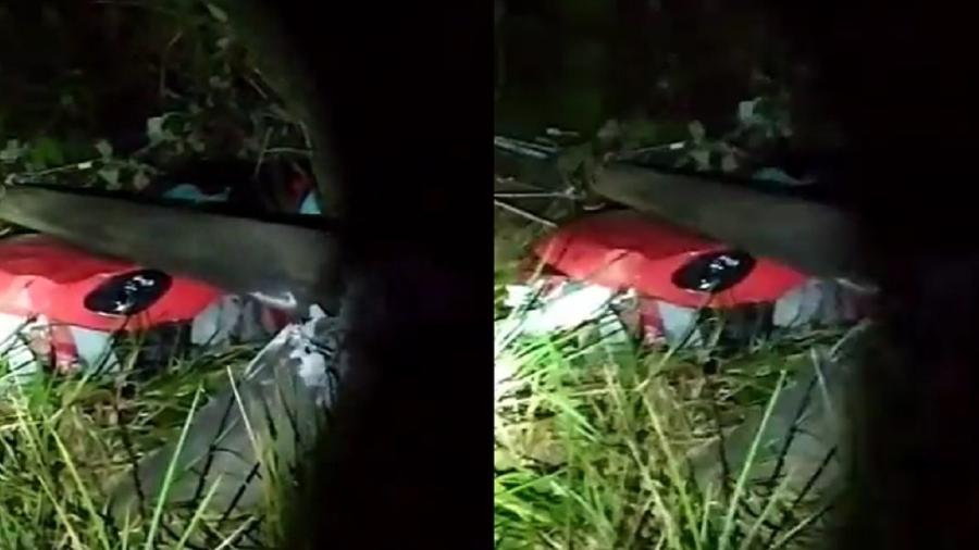 Porsche ficou sob poste de luz após acidente - Reprodução/Polícia Militar Rodoviária de SC