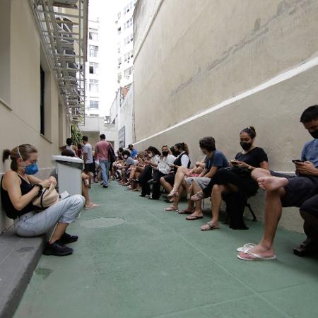 5.jan.2021 - Pessoas formam fila para testagem para a covid no Centro Municipal de Saúde do Catete, na zona sul do Rio - João Gabriel Alves/Enquadrar/Estadão Conteúdo