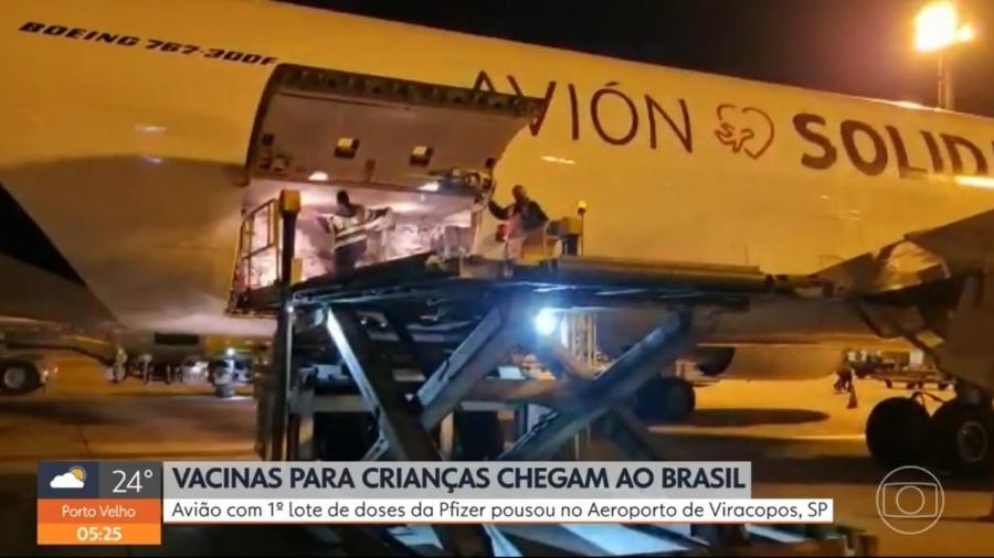 13.jan.22 - Chegada de doses infantis da Pfizer ao Brasil - Reprodução/TV Globo