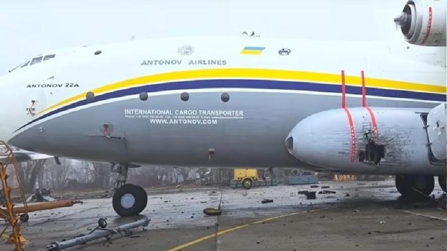 An-22 da Antonov Airlines sofreu danos sérios após ataque russo ao Aeroporto Internacional de Gostomel, na Ucrânia.  - Reprodução/YouTube