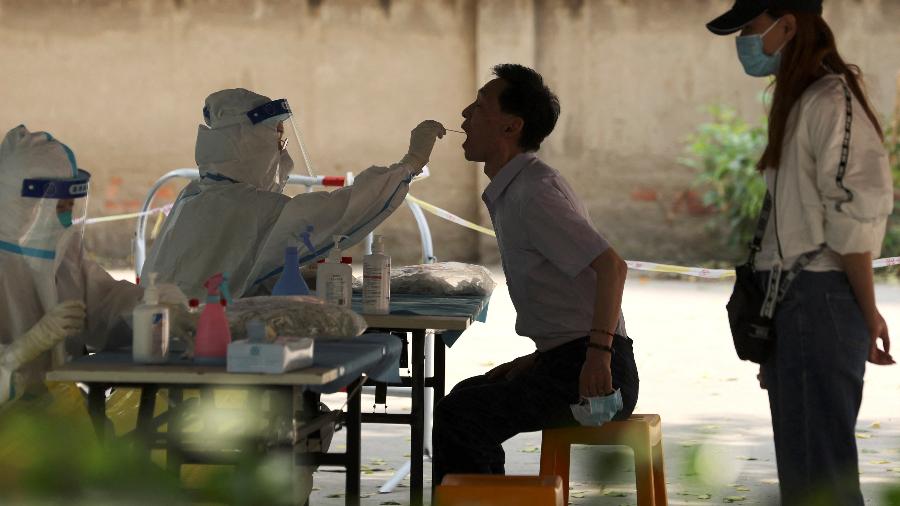 23.mai.22 - Um profissional de saúde coleta uma amostra de uma pessoa para um teste de ácido nucleico em um local de teste improvisado, em meio ao surto de doença por coronavírus em Pequim, na China - TINGSHU WANG/REUTERS