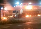 Caminhão-tanque pega fogo e gera incêndio em posto na zona oeste de SP - Reprodução de vídeo