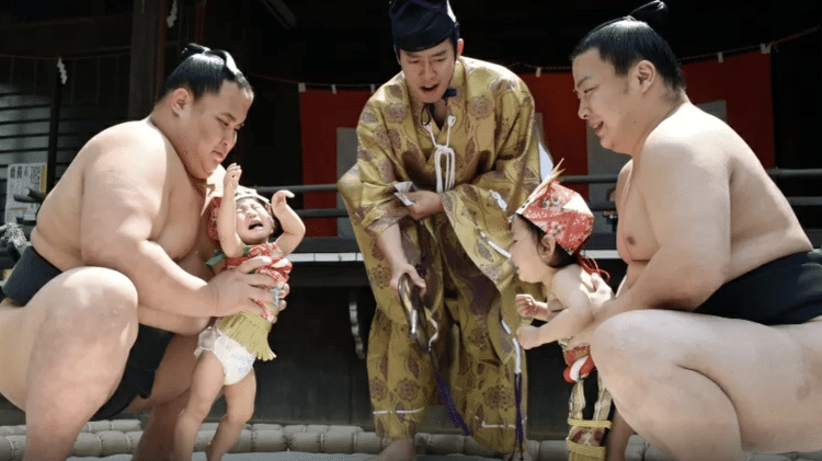 Ritual 'Baby-cry Sumo' é tradição no Japão 