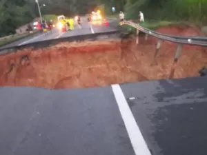 Vídeo: Cratera se abre e interdita trecho da BR-393 no Rio de Janeiro