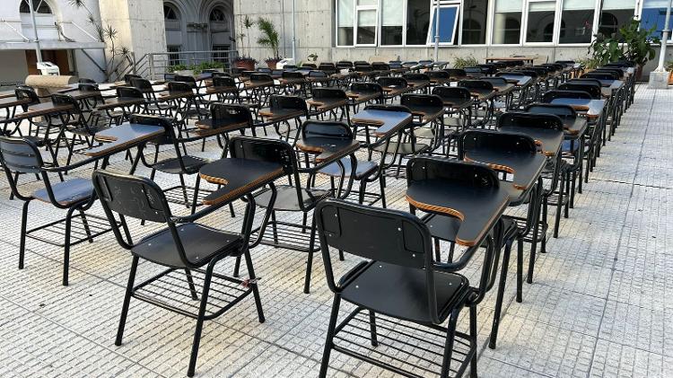 Sala de aula montada do lado de fora da Universidade de Buenos Aires durante crise financeira