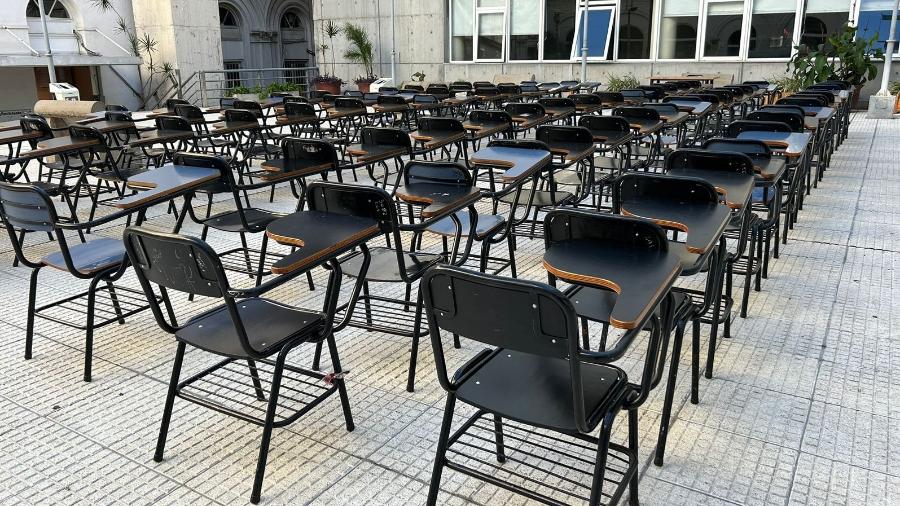 Sala de aula montada do lado de fora da Universidade de Buenos Aires durante crise financeira