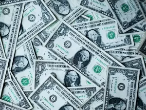 Dólar tem 14º dia seguido de alta em meio a tensão global