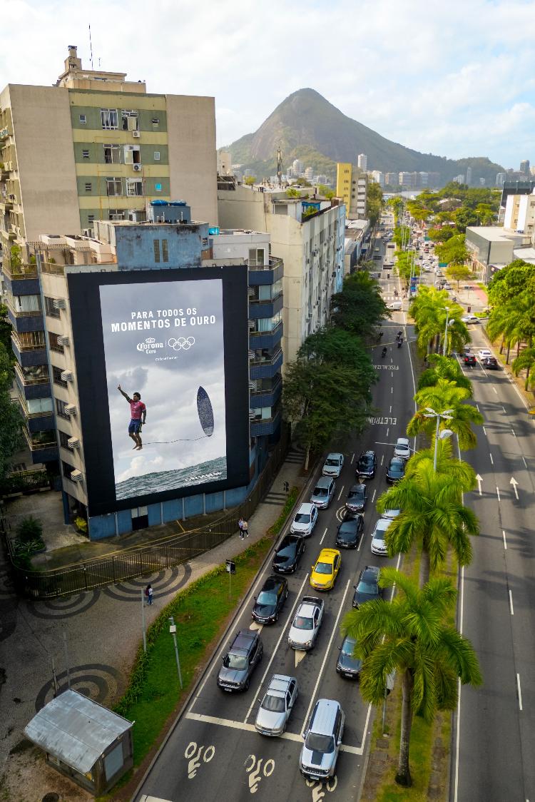 Corona fez homenagem a Gabriel Medina com painel gigante no Rio de Janeiro Corona fez homenagem a Gabriel Medina com painel gigante no Rio de Janeiro