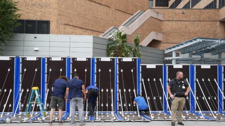 Funcionários colocam tapumes em hospital de Tampa, na Flórida (EUA), após anúncio da chegada de furacão Milton