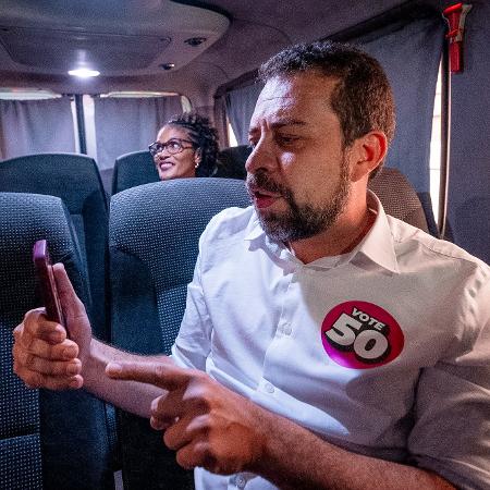 Boulos faz live durante caravana pela cidade, uma das estratégias para tentar virada contra Nunes