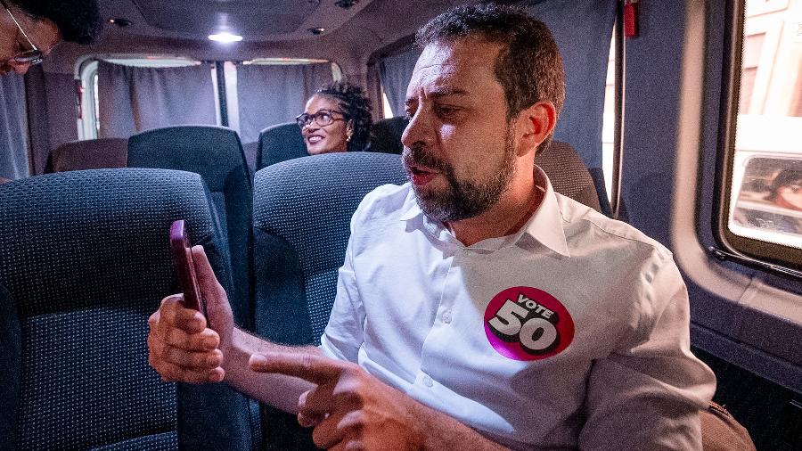 Boulos faz live durante caravana por regiões da cidade, uma das estratégias para tentar virada contra Ricardo Nunes no 2º turno