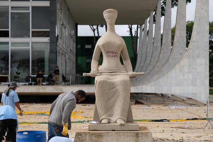 2023: 'Perdeu, mané' foi escrito na estátua no ato antidemocrático de 8 de janeiro. Frase foi a mesma usada meses antes pelo presidente do STF, Luís Roberto Barroso, a apoiadores de Jair Bolsonaro que o xingaram durante viagem aos EUA 2023: 'Perdeu, mané' foi escrito na estátua no ato antidemocrático de 8 de janeiro. Frase foi a mesma usada meses antes pelo presidente do STF, Luís Roberto Barroso, a apoiadores de Jair Bolsonaro que o xingaram durante viagem aos EUA