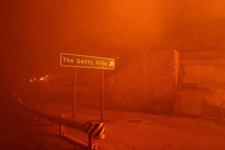 Fumaça densa tomou conta do subúrbio de Los Angeles durante incêndios