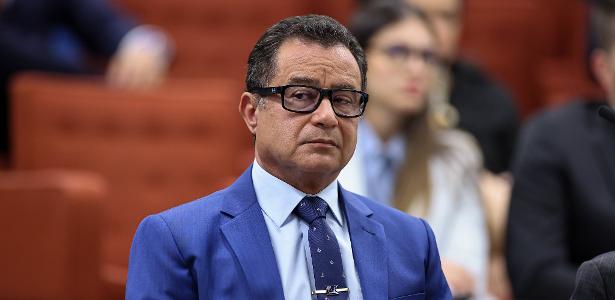 Garnier tranca o jogo no STF com sorriso irônico e óculos à la Geisel
