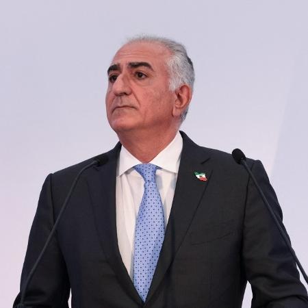 23.jun.2025 - Líder da oposição iraniana e filho do último xá do Irã, Mohammad Reza Pahlavi, concede entrevista coletiva em Paris