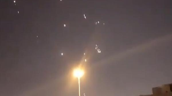 Ataque aéreo é visto no céu de Doha, no Qatar. Entrada dos EUA no conflito foi seguida por novas agressões de Israel e Irã