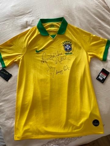 Camiseta da seleção autografada por Ronaldinho Gaúcho para traficante