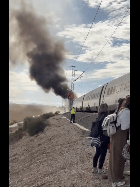 Incêndio em trem-bala na Espanha interrompe viagens entre Madri e Barcelona