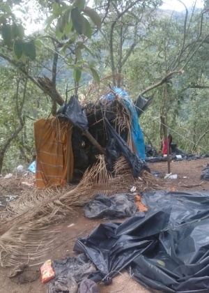 Policiais encontraram o acampamento em uma área no morro da Cavanca, próximo ao local em que estavam os fuzis - Divulgação/Polícia Militar