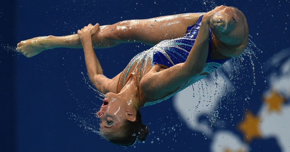 28.jul.2015 - Nadadora da equipe russa salta durante a apresentação do time, nas preliminares do Campeonato Mundial de Natação 2015, em Kazan (Rússia)