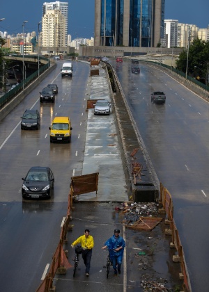 Ciclovia é construída no canteiro central do viaduto Antártica - Tiago Queiroz/Estadão Conteúdo