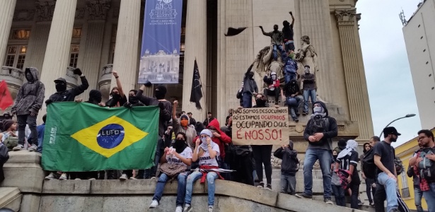 8.jun.2016 - Estudantes e professores fazem manifestação em frente à Secretaria da Educação do Rio de Janeiro - Alfredo Mergulhão/UOL