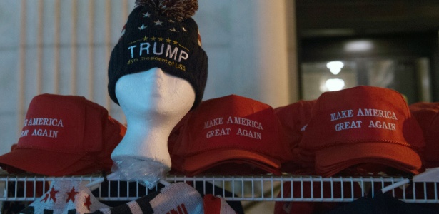 Bonés com lema de Trump são vendidos em Washington antes de cerimônia - Molly Riley/AFP