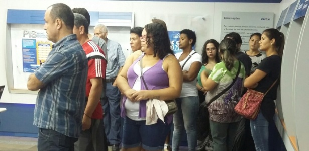 Manhã começa com problemas nos saques em agência de Porto Alegre - Flávio Ilha 