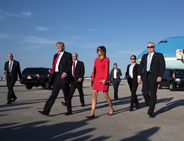 O presidente Donald Trump e a primeira-dama, Melania Trump, chegam de West Palm Beach, na Flórida - Stephen Crowley/The New York Times