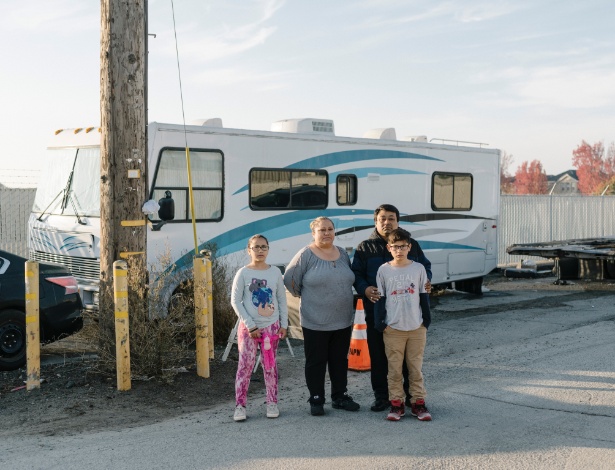 Adela Morales e Adrian Bonilla com seus netos Jaslene Orozco, 9, e Raul Orozco, 10, que moram juntos em um trailer em East Palo Alto, Califórnia - JASON HENRY/NYT