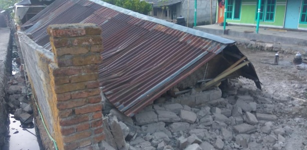 Tremor de 6,4 graus e réplicas destruíram construções ilha de Lombok, na Indonésia - Santri Dpi/Social Media via Reuters