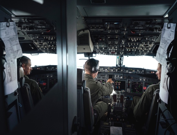 Militares americanos a bordo de um P-8A Poseidon participam de missão para monitorar a militarização chinesa de ilhas do mar do Sul da China - Adam Dean/The New York Times