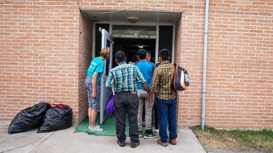 Migrantes chegam a um centro de apoio humanitário católico em McAllen, no Texas - Ilana Panich-Linsman/The New York Times