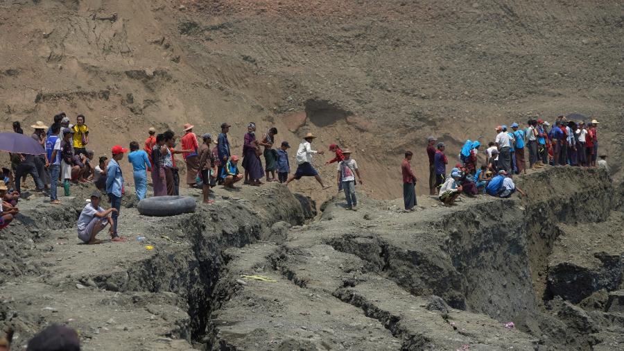 23.abr.2019 - Moradores locais observam em uma mina de jade que desmoronou em Hpakant, estado de Kachin, Mianmar - Stringer/Reuters