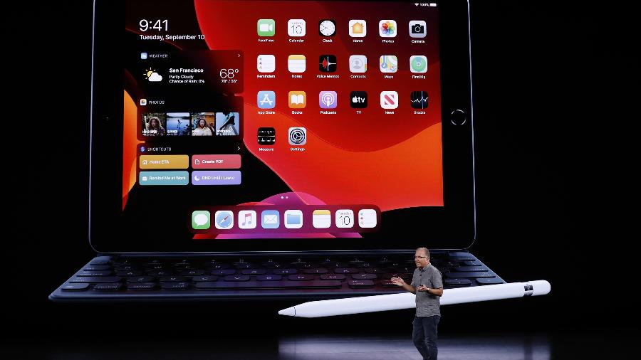 Greg Joswiak, vice-presidente de marketing de produto da Apple, mostra o novo iPad - Stephen Lam/Reuters
