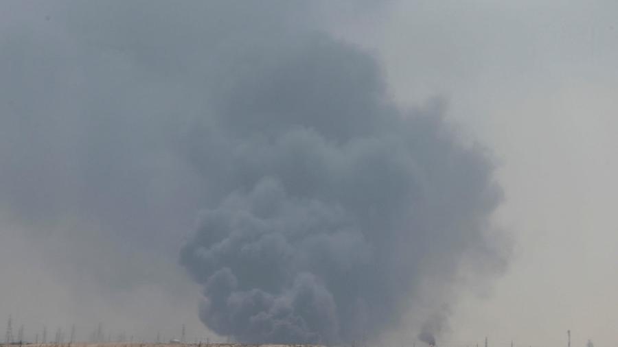 14.set.2019 - Fumaça é vista após fogo em instalação na cidade de Abqai, na Arábia Saudita - Stringer/Reuters