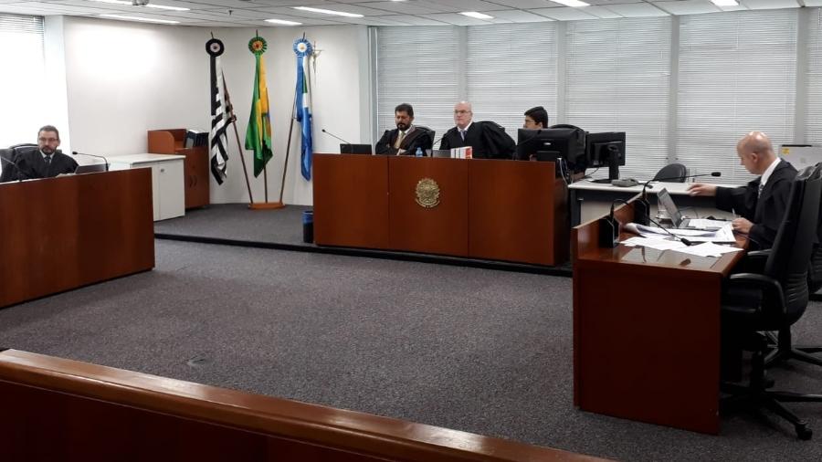 O desembargador José Lunardelli (na mesa da esq.), o procurador regional João Francisco Bezerra de Carvalho (à esq. na mesa ao centro) e o desembargador Nino Toldo (ao centro); na mesa à direita, o desembargador Fausto de Sanctis - Marcelo Oliveira/UOL
