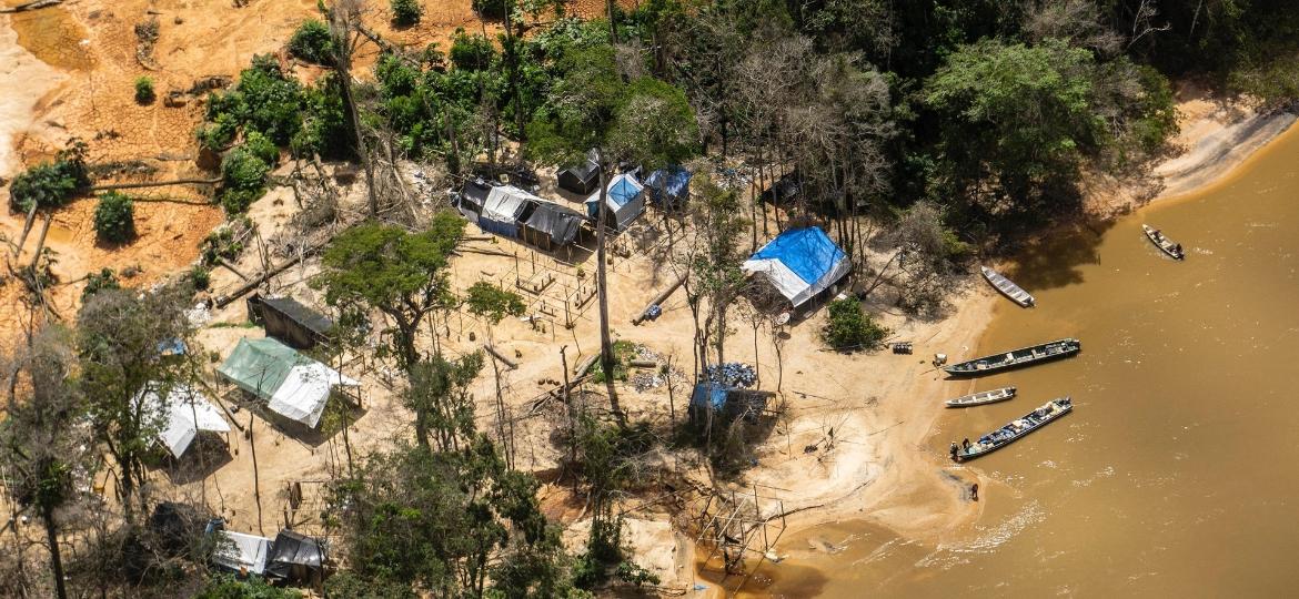 Garimpos ilegais próximo à comunidade Ye"kwana, terra Yanomami, a mais cobiçada em número de pedidos de pesquisa mineral  - Rogério Assis / ISA