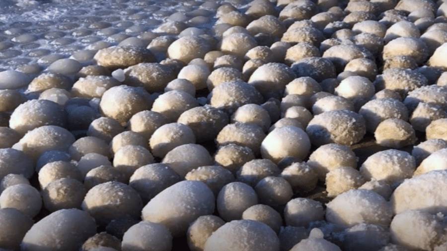 Os "ovos de gelo" foram vistos em uma praia de Hailuoto, na Finlândia - Reprodução/CNN